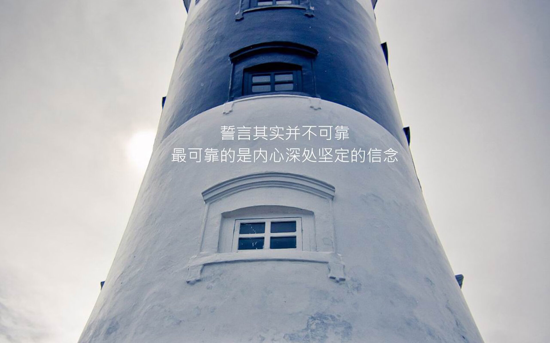 布伦森解锁生涯里程碑，维斯塔潘制胜之夜，都市霓虹与赛车心跳的交响